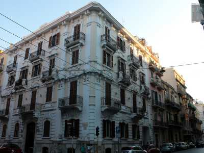 Continuiamo a percorrere via Crisanzio superando l�elegante edificio bianco e crema che si trova sull�angolo opposto, che con i suoi quattro livelli coniuga neoclassicismo e liberty con una geometria pi� severa...
